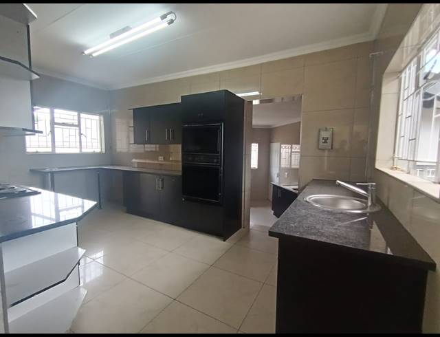 4 BEDROOM HOUSE FOR SALE IN ROSHNEE